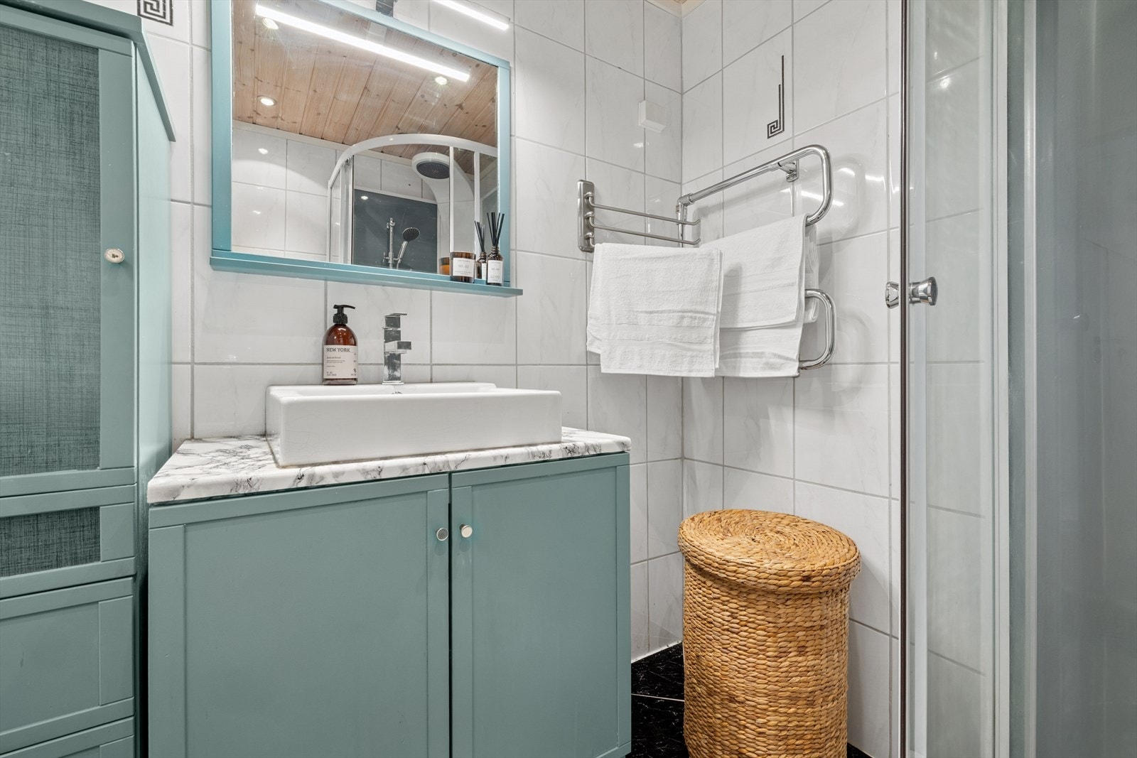 Helfliset baderom med varmekabler i gulvet for en behagelig varme. Galleribilde