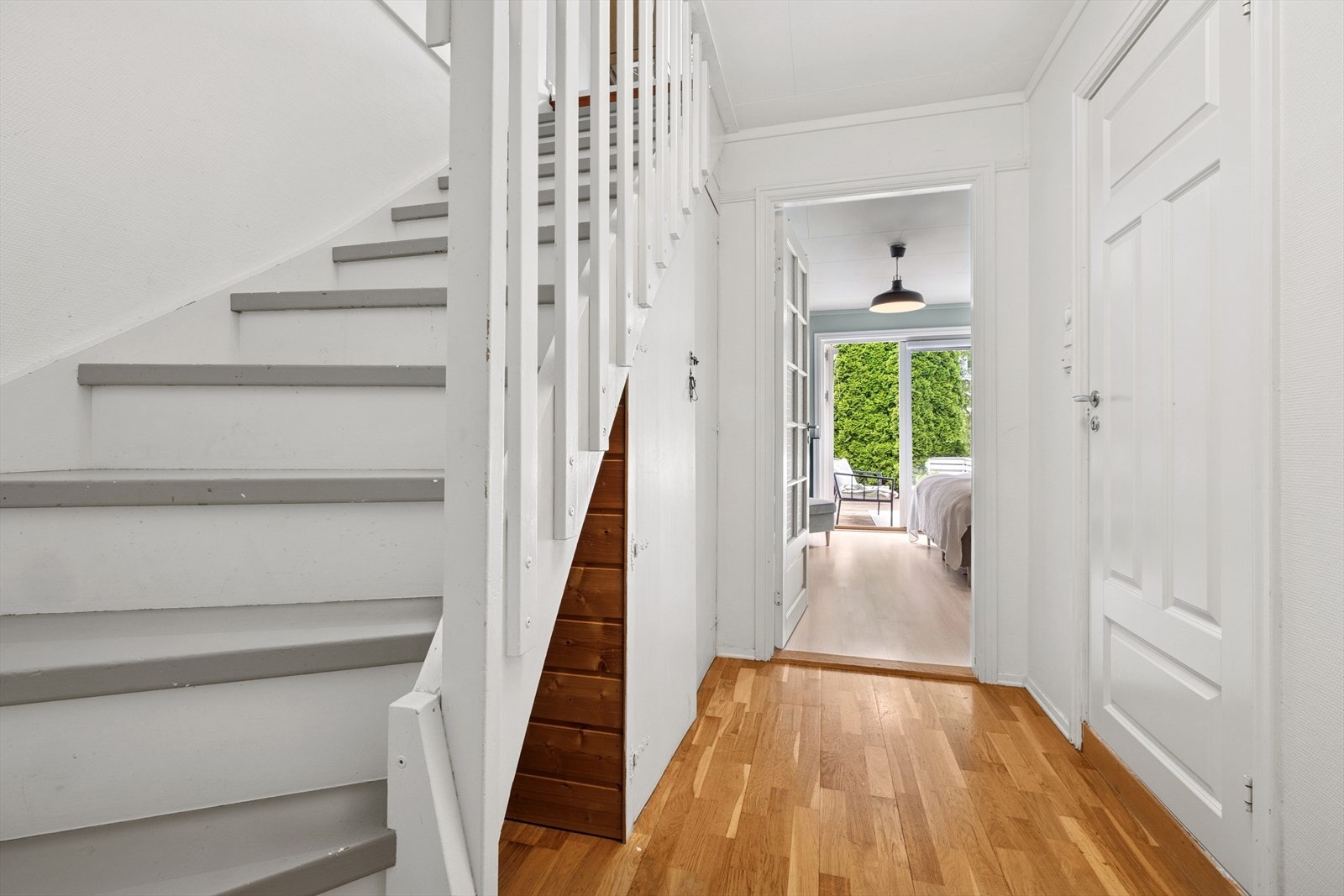 Vi beveger oss ned til underetasjen, der du blant annet har et soverom og bad. Lagringsplass under trappen. Galleribilde