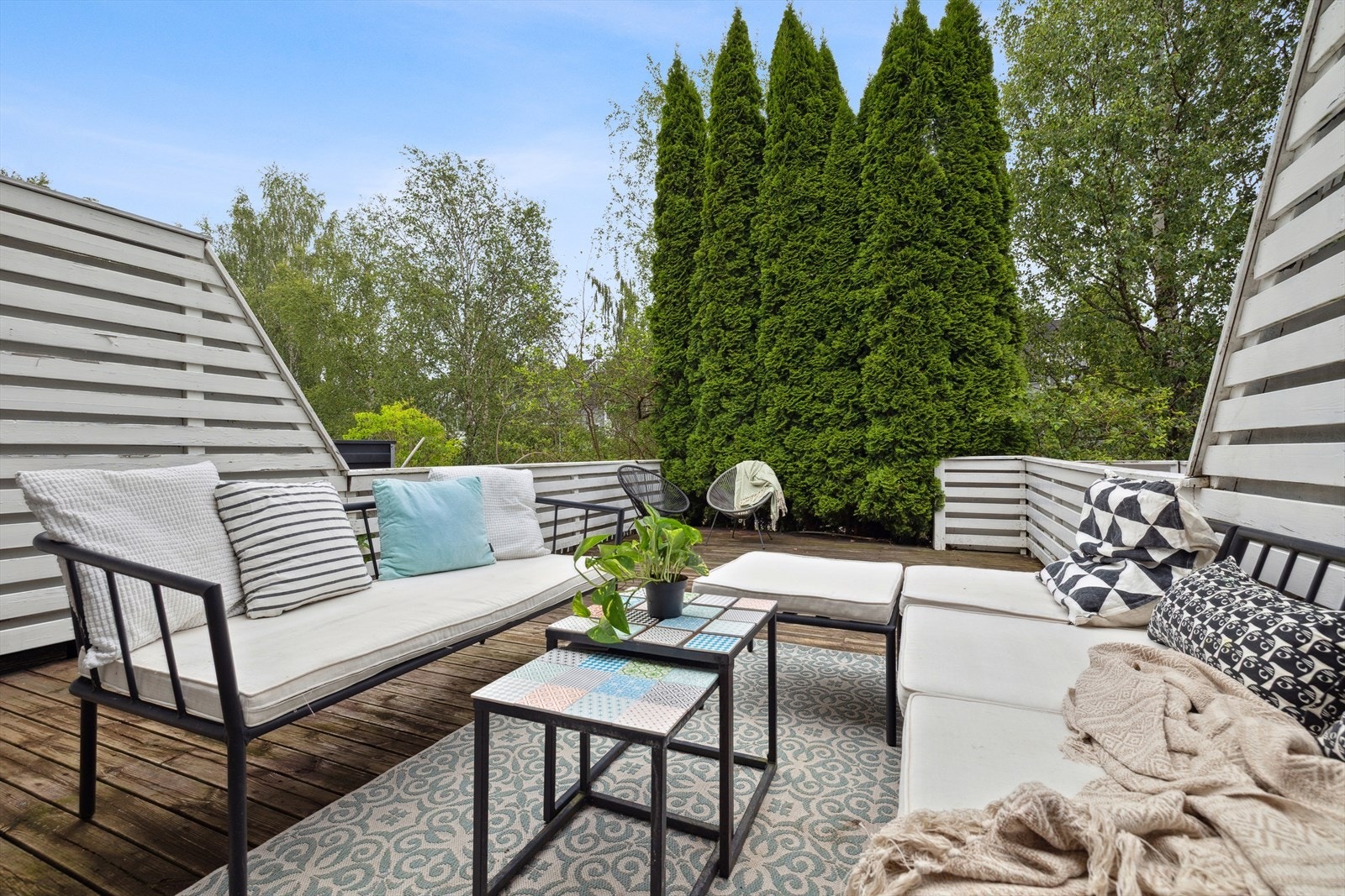 Fra soverommet er det utgang til en romslig uteplass. Her sitter man skjermet til! Galleribilde