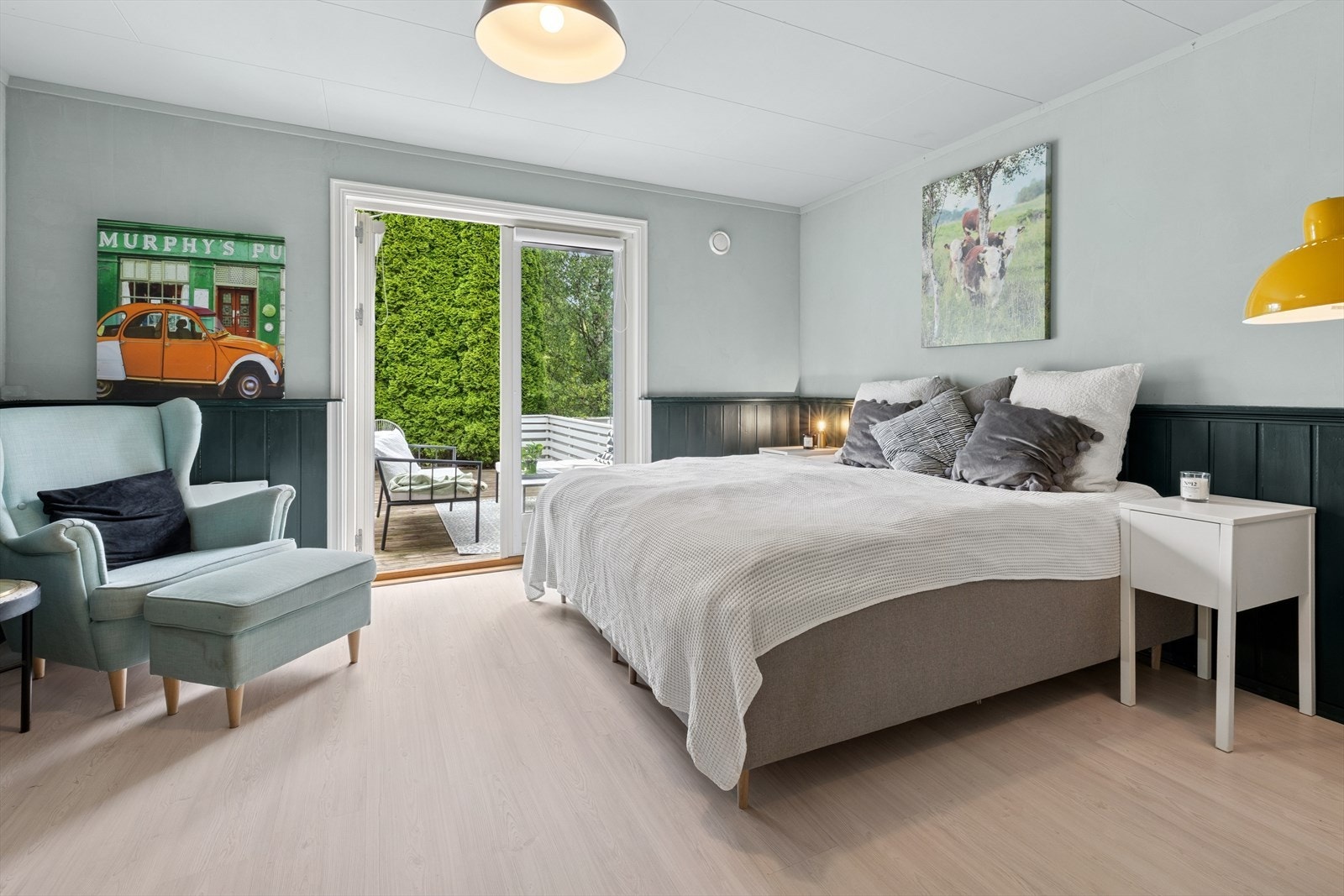 Hovedsoverom med god plass til seng, garderobeløsning og annet møblement. Utgang til flott uteområde! Galleribilde