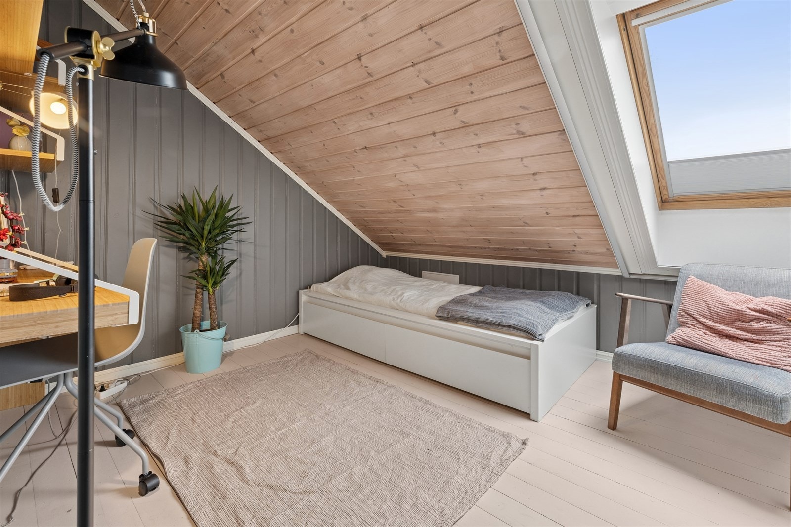 Loftetasjen er ikke byggemeldt og godkjent til varig opphold (se pkt. ferdigattest i salgsoppgaven). Galleribilde