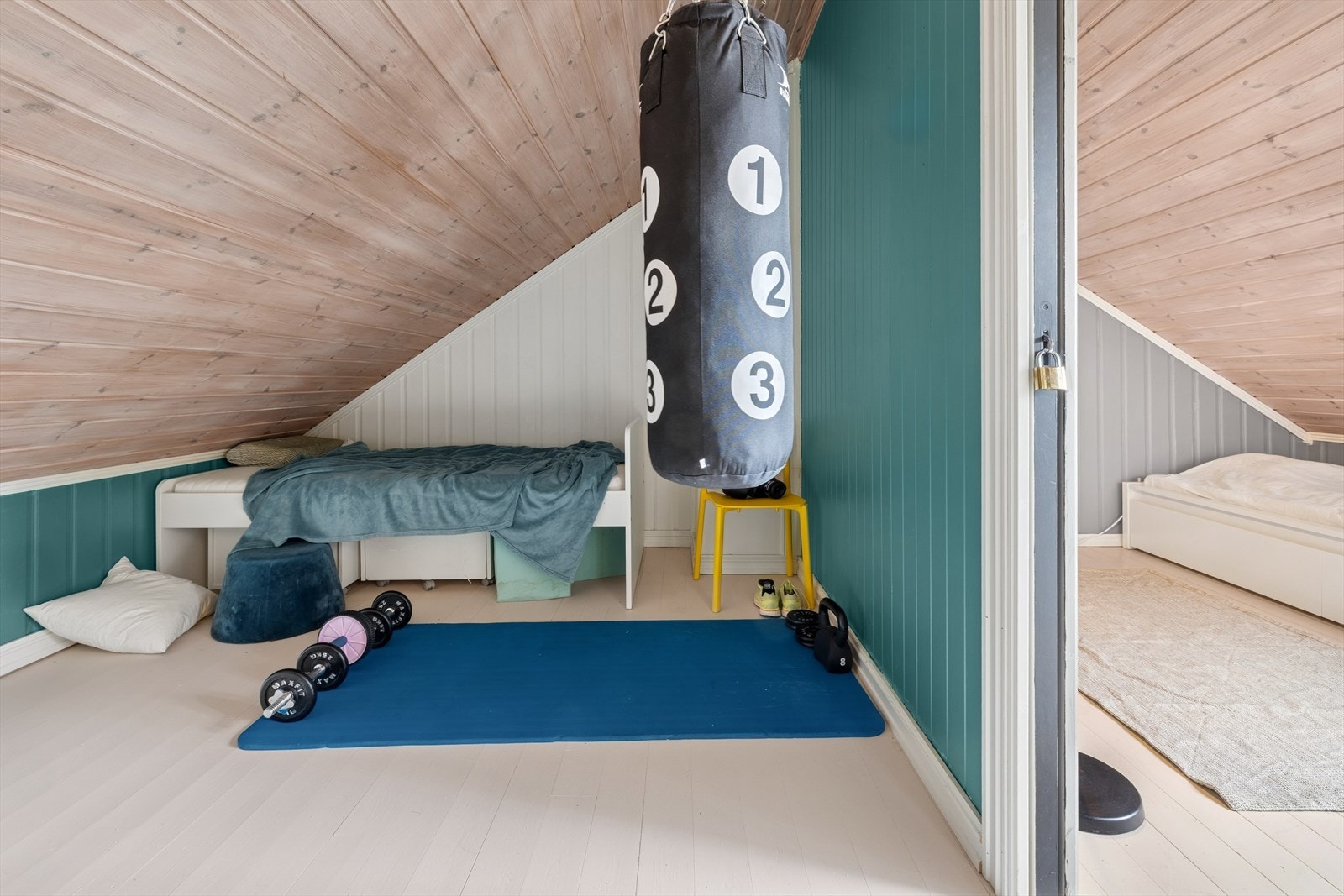 Loftetasjen er ikke byggemeldt og godkjent til varig opphold (se pkt. ferdigattest i salgsoppgaven). Galleribilde