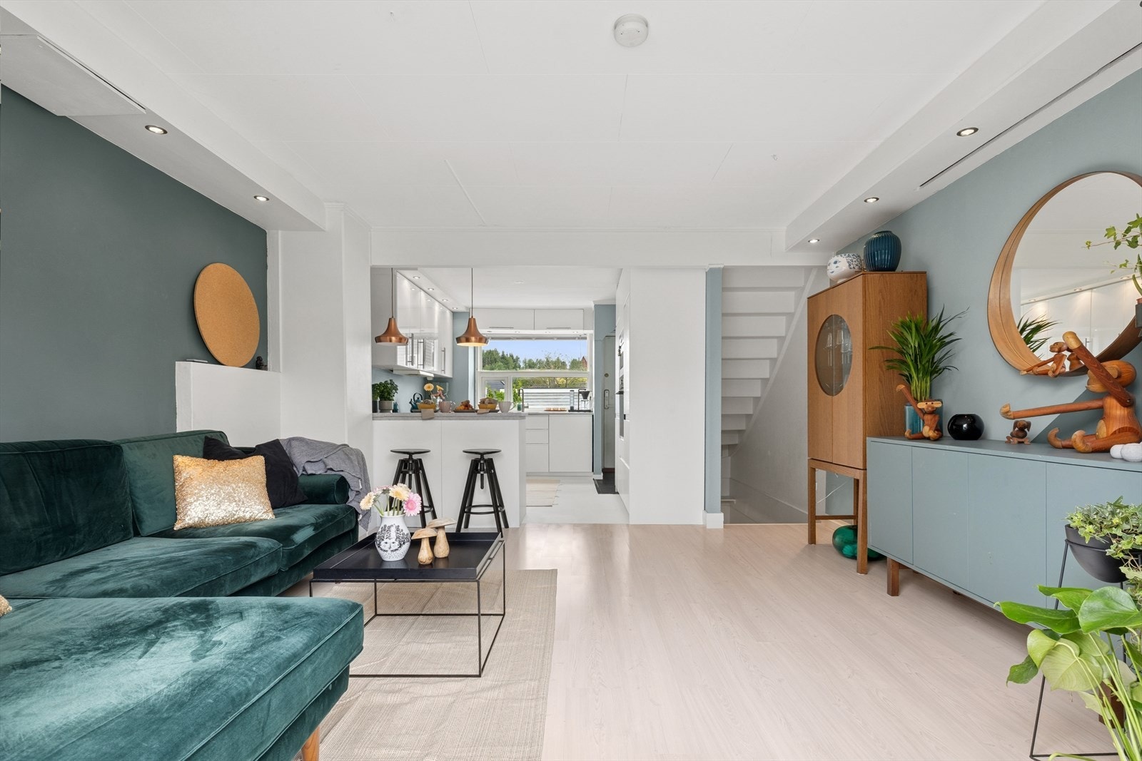 I stuen er det en gjennomgående planløsning som gir deg rikelig med lysinnslipp. Galleribilde