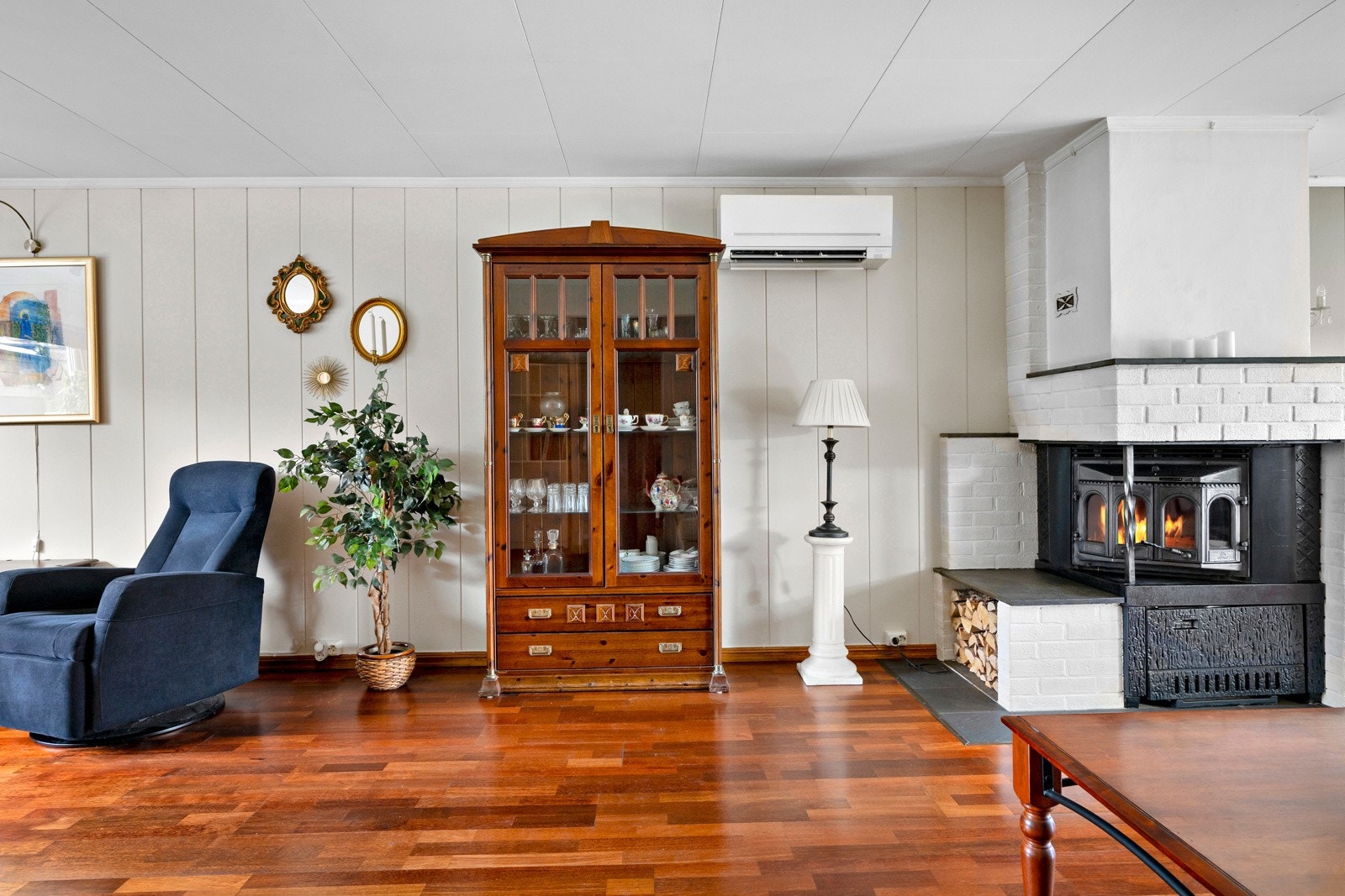 God varme fra peisovnen. Det er også montert varmepumpe. Galleribilde