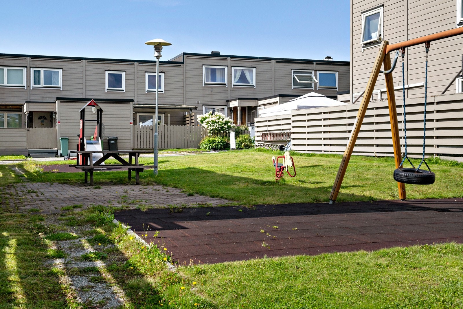 Barnevennlig nabolag med lekeplass rett utenfor. Galleribilde