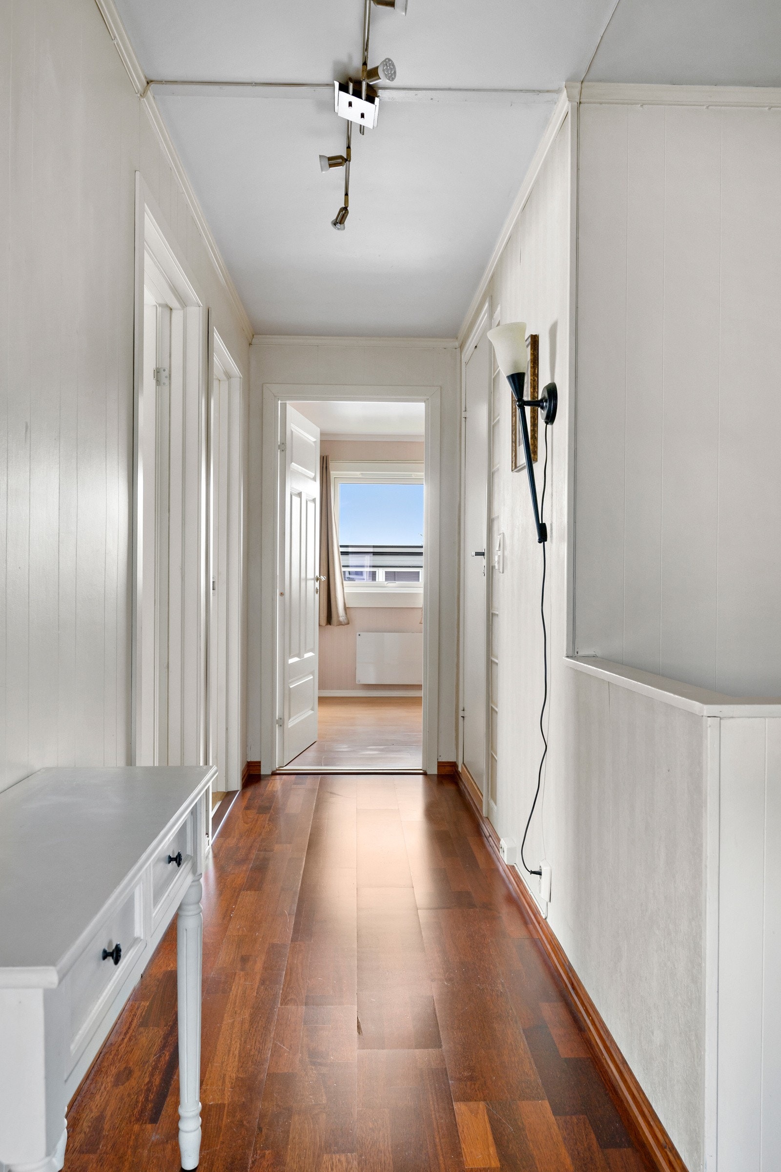 God planløsning med alle soverommene + badet plassert i samme etasje. Galleribilde