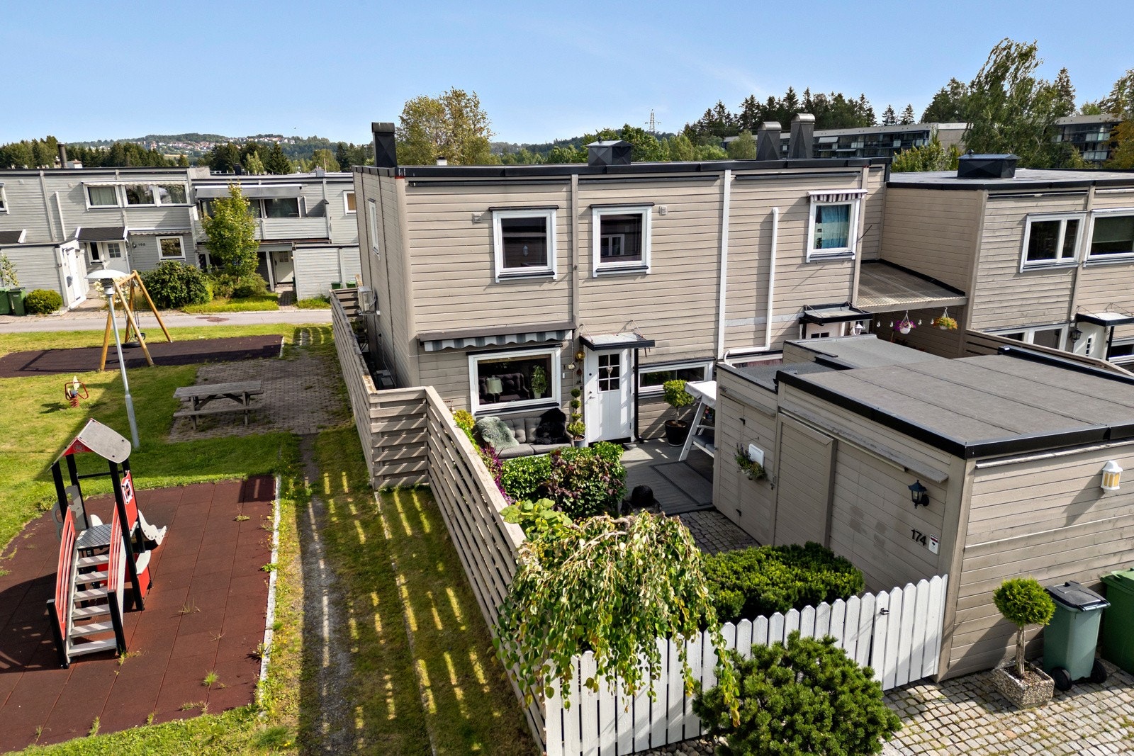 Velkommen til et flott beliggende enderekkehus på Skjetten i Landskronaveien 174! Galleribilde