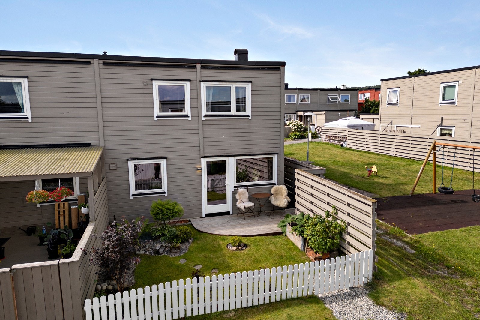 Inngjerdet og skjermende levegg mot fellesområdet. Galleribilde