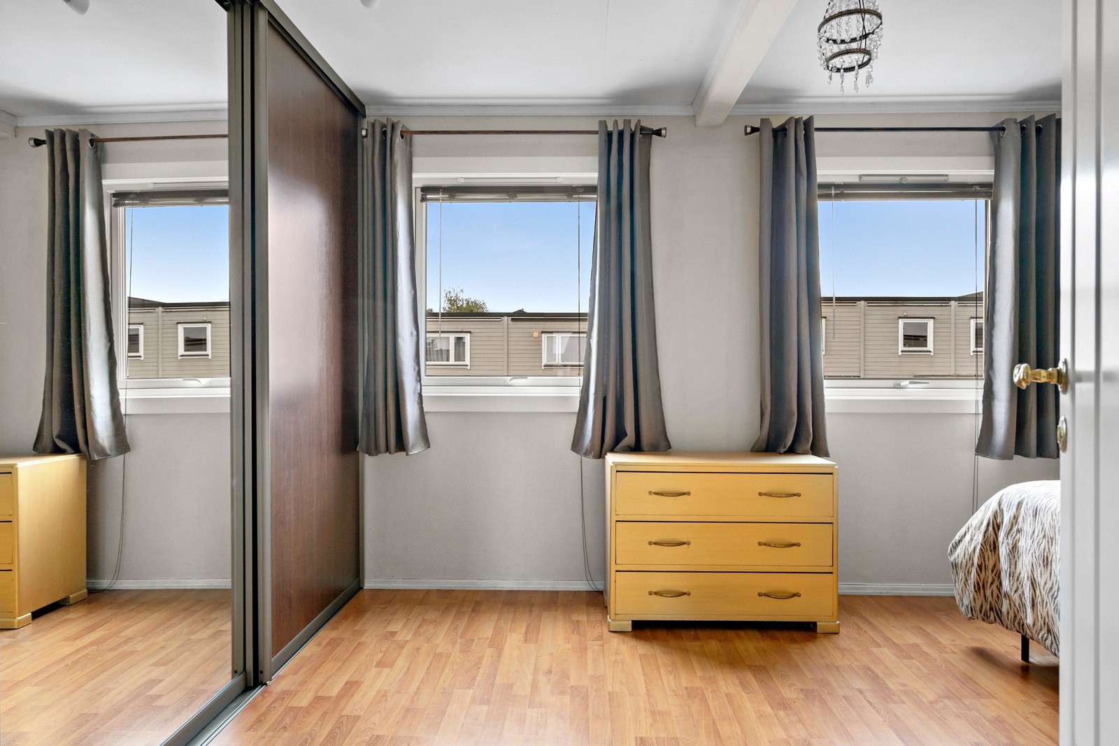 Hovedsoverommet har skyvedørsgarderobe langs den ene veggen. Galleribilde