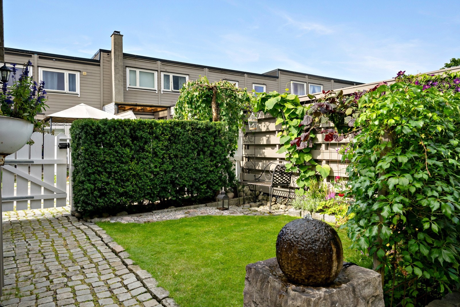 Ytterligere en uteplass på andre siden av huset, ved inngangspartiet. Galleribilde