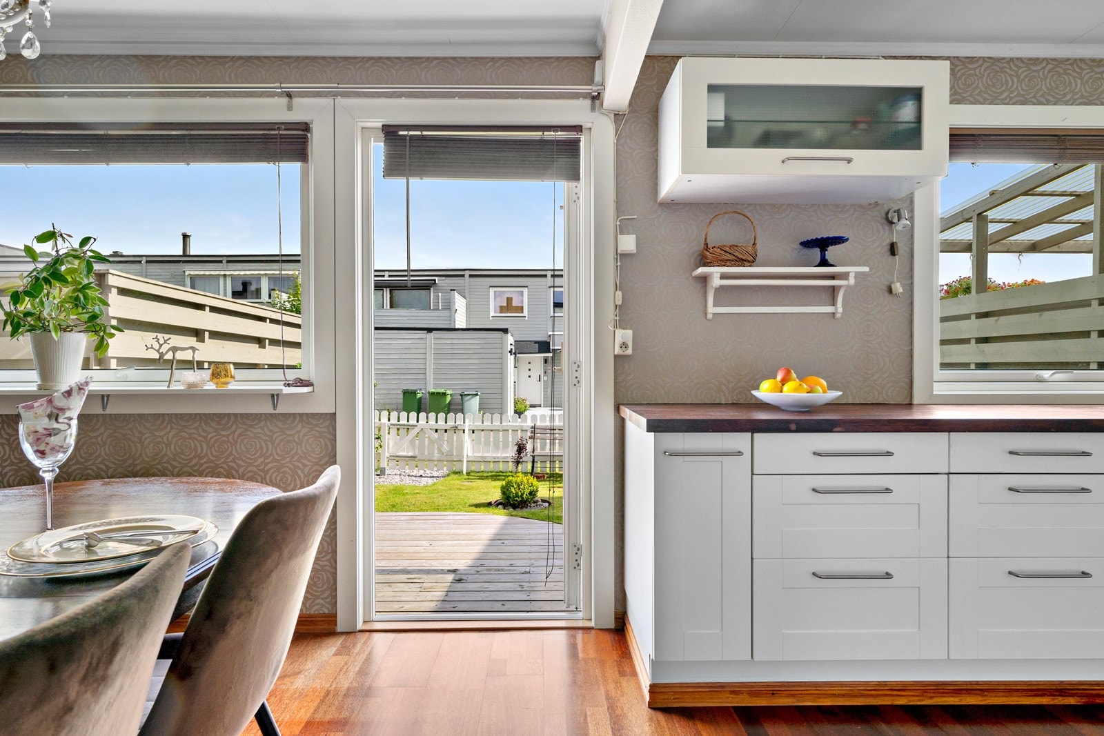 Utgang til terrasse og hage fra kjøkkenet. Galleribilde