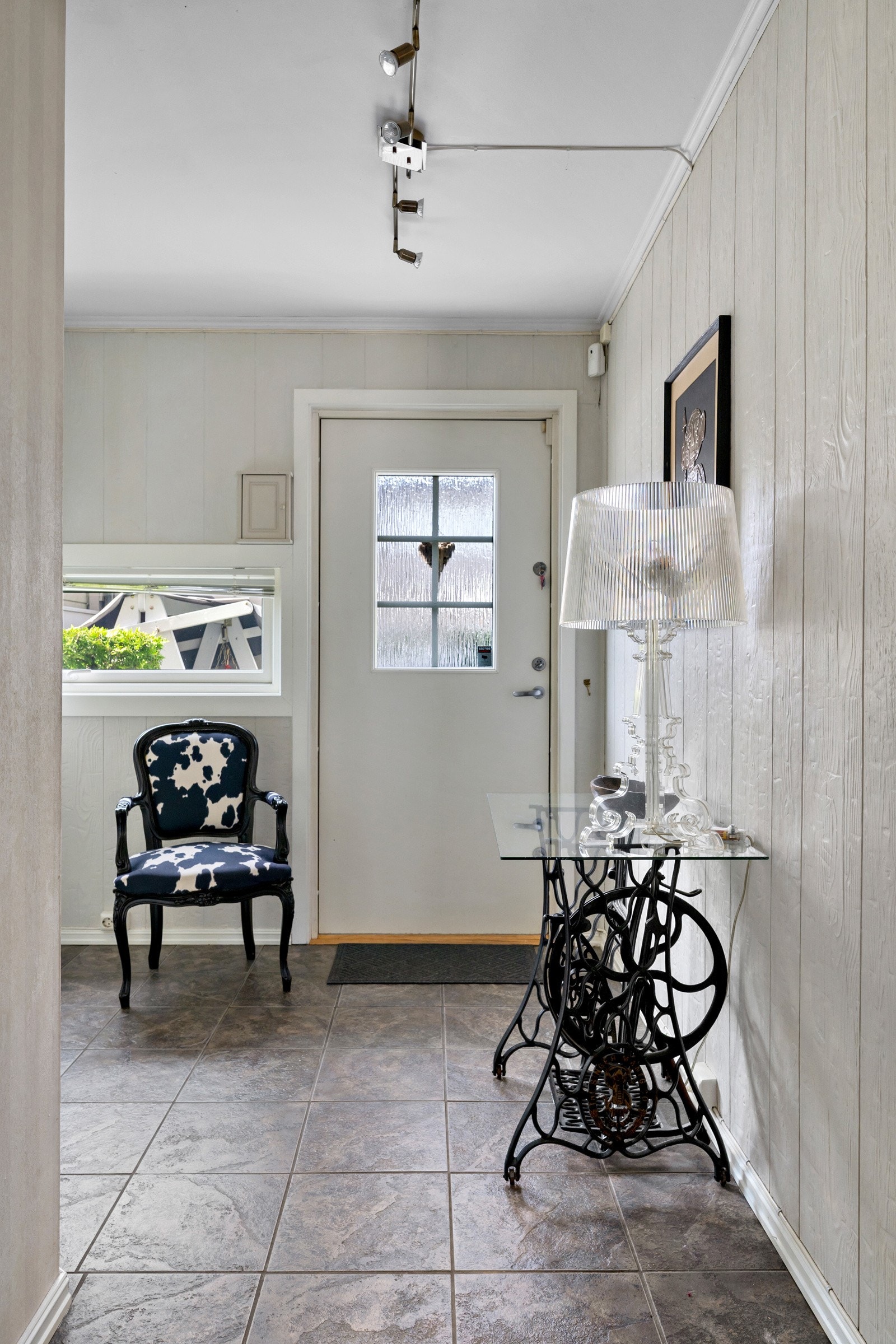 Flislagt entré med skyvedørsgarderobe. Galleribilde