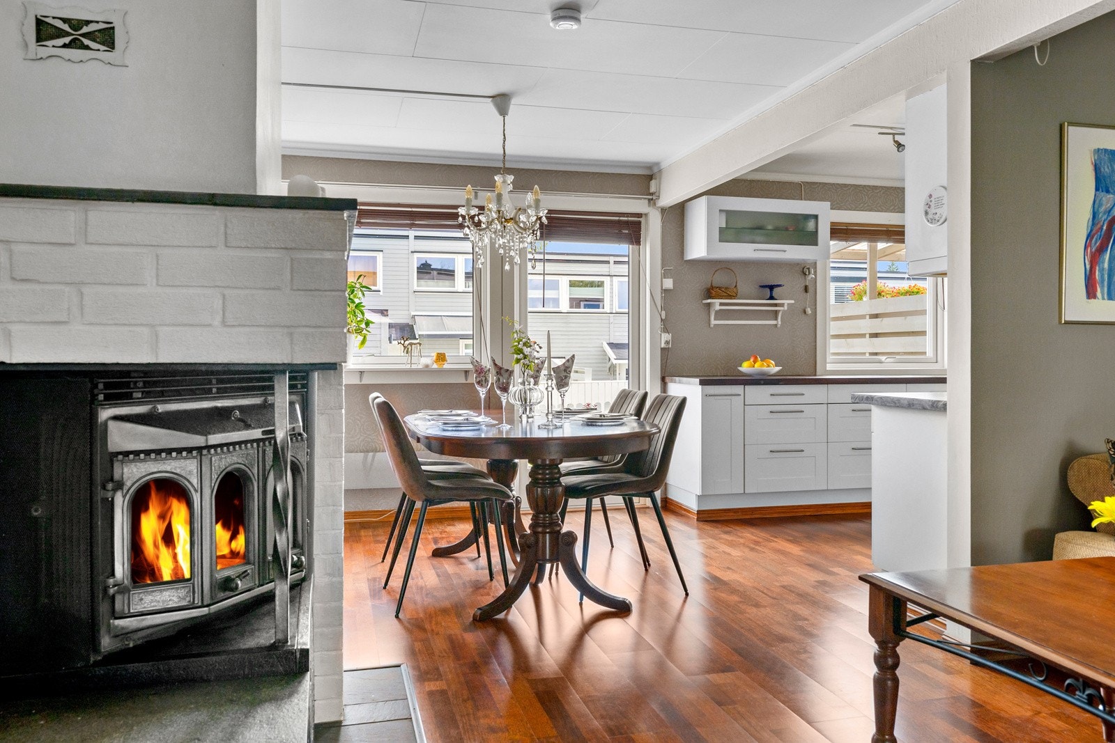 Spisebordet finner sin naturlige plassering ved kjøkkenet. Galleribilde