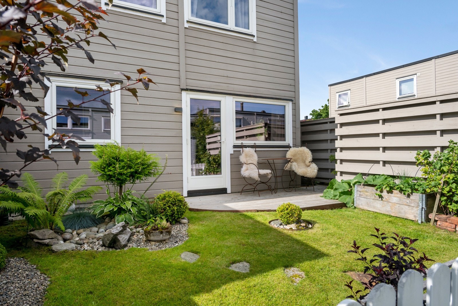 Pent opparbeidet uteområde på baksiden av rekkehuset. Galleribilde