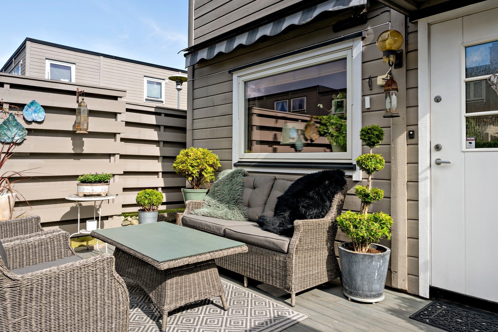 Solrik platting og hage ved inngangspartiet. Galleribilde