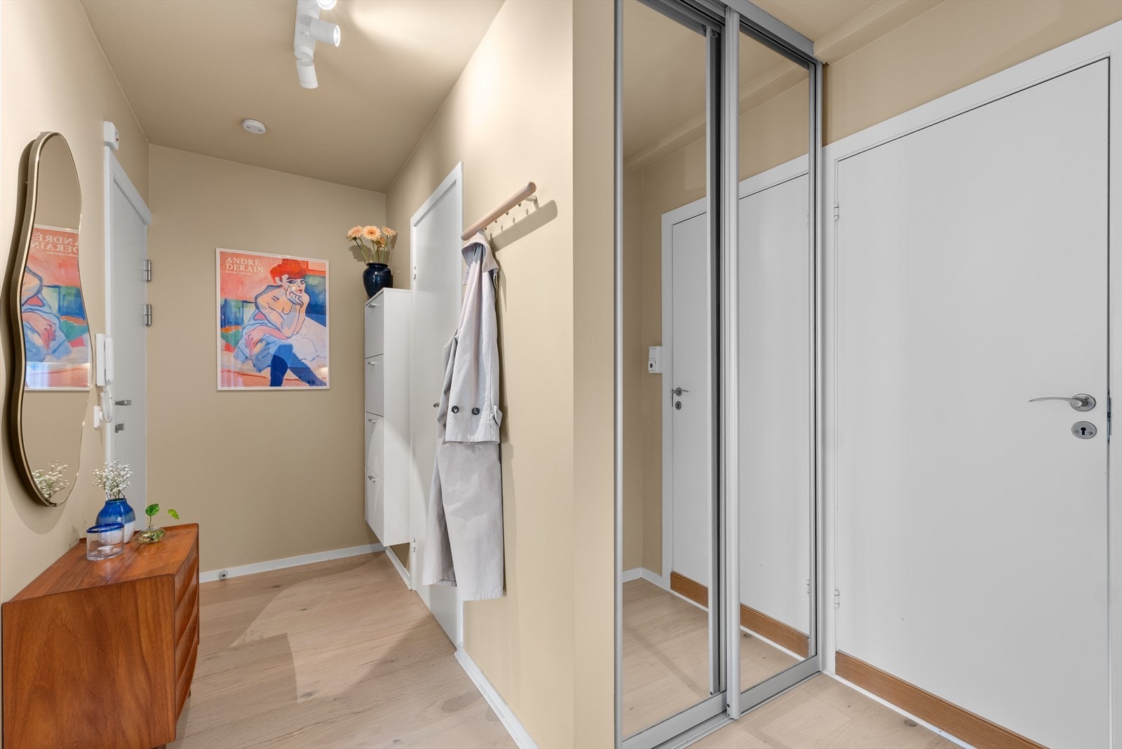 Det er godt med lagringsplass i hele leiligheten, bak baderomsdør er det plassbygd skyvedørsgarderobe med speil. I tillegg disponerer boligen to eksterne boder på ca. 10 m². Galleribilde