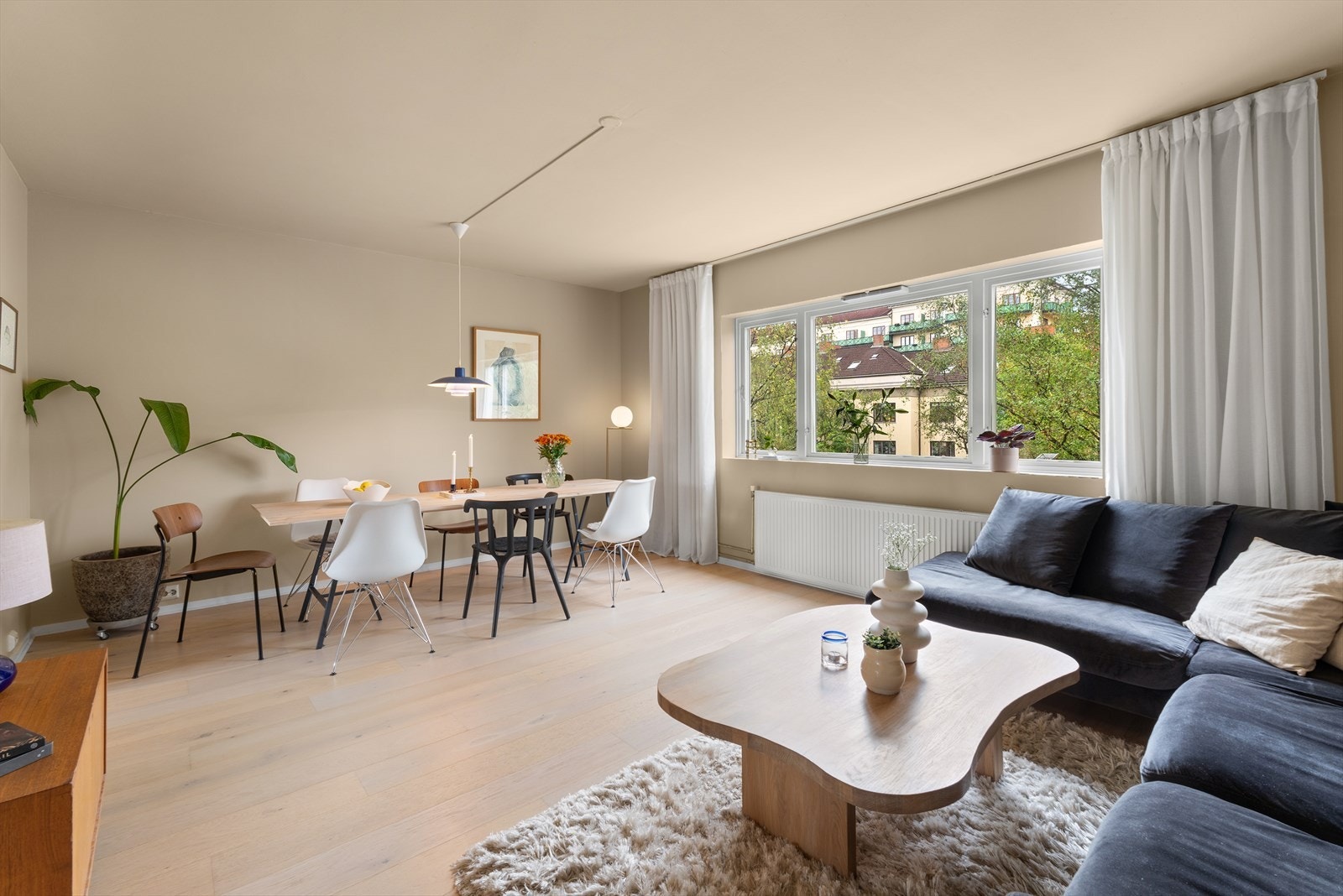 Nikolai Strickland har gleden av å presentere Uelands gate 57L. En gjennomgående og lys 3-roms leilighet med moderne standard. Galleribilde