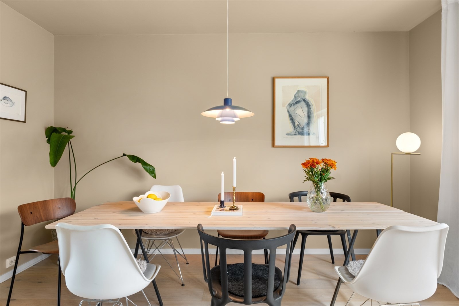 I stuen er det plass til en trivelig spisegruppe hvor venner og familie kan samles for et hjemmelaget måltid. Galleribilde