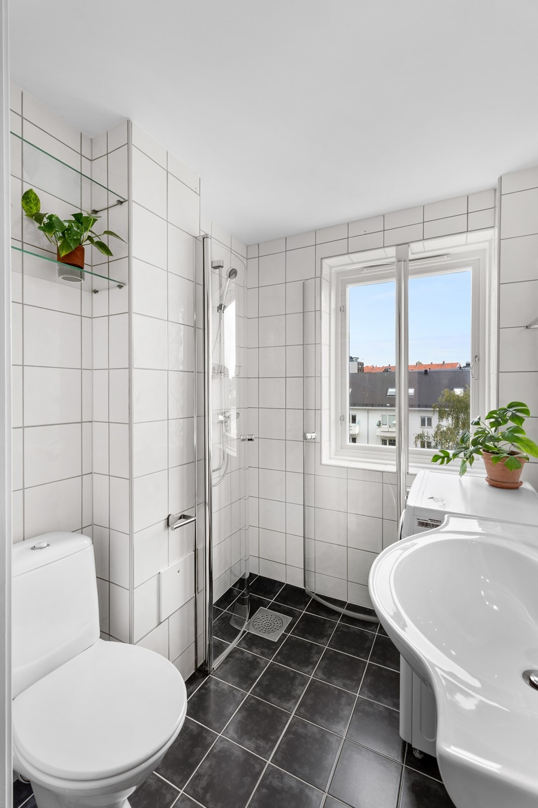 Meget pent flislagt bad med gulvvarme pusset opp i regi av borettslaget 2006/07. Opplegg for vaskemaskin/tørketrommel. Galleribilde