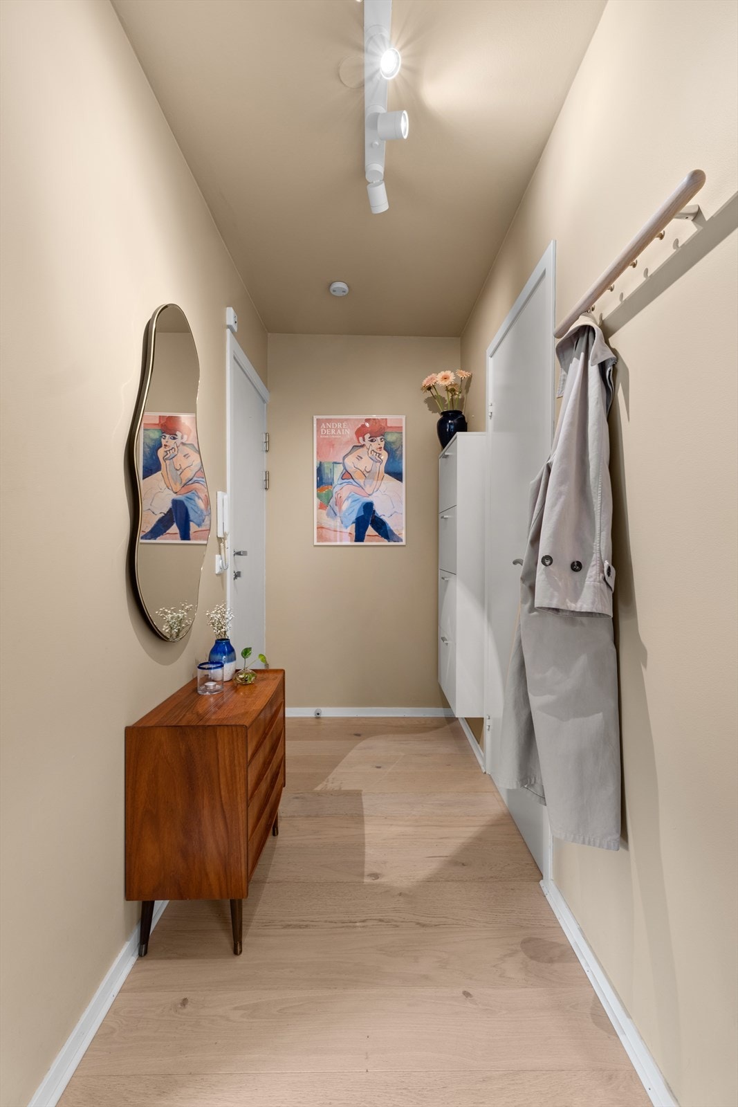 Lys og fin entré. I entréen er det gode muligheter til å lage garderobe/hylleløsninger. Dørcalling. Galleribilde