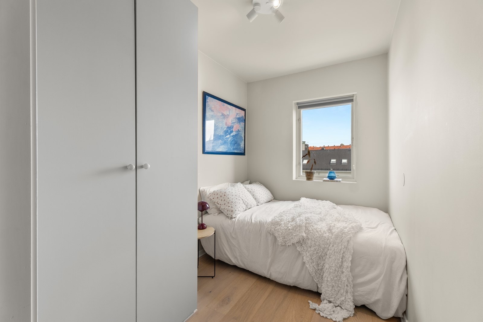 Soverom II egner seg likegodt til både soverom / kontor med plass til garderobeskap og øvrig møblement. Galleribilde