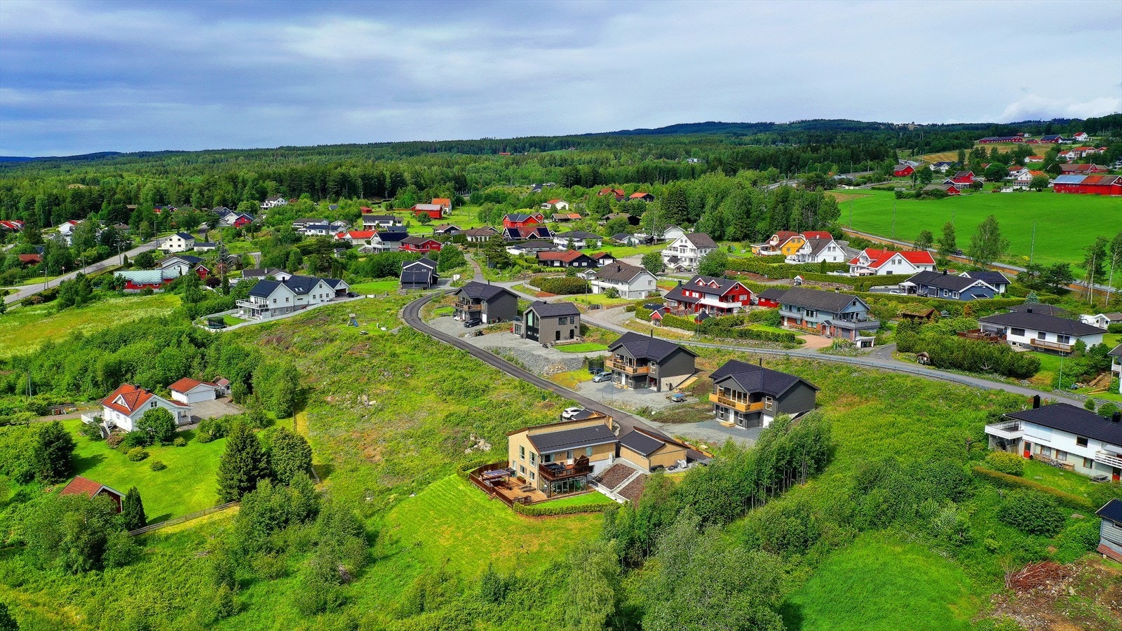Tomtene ligger i et attraktivt boligområde på Jaren, og har meget solrik beliggenhet og flott utsikt over Viggadalen. Galleribilde