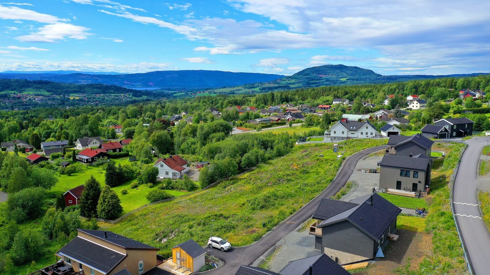 Gangavstand både til barnehage og barneskole. Boligen ligger 4 km fra Brandbu sentrum hvor du har alt av fasiliteter. Galleribilde