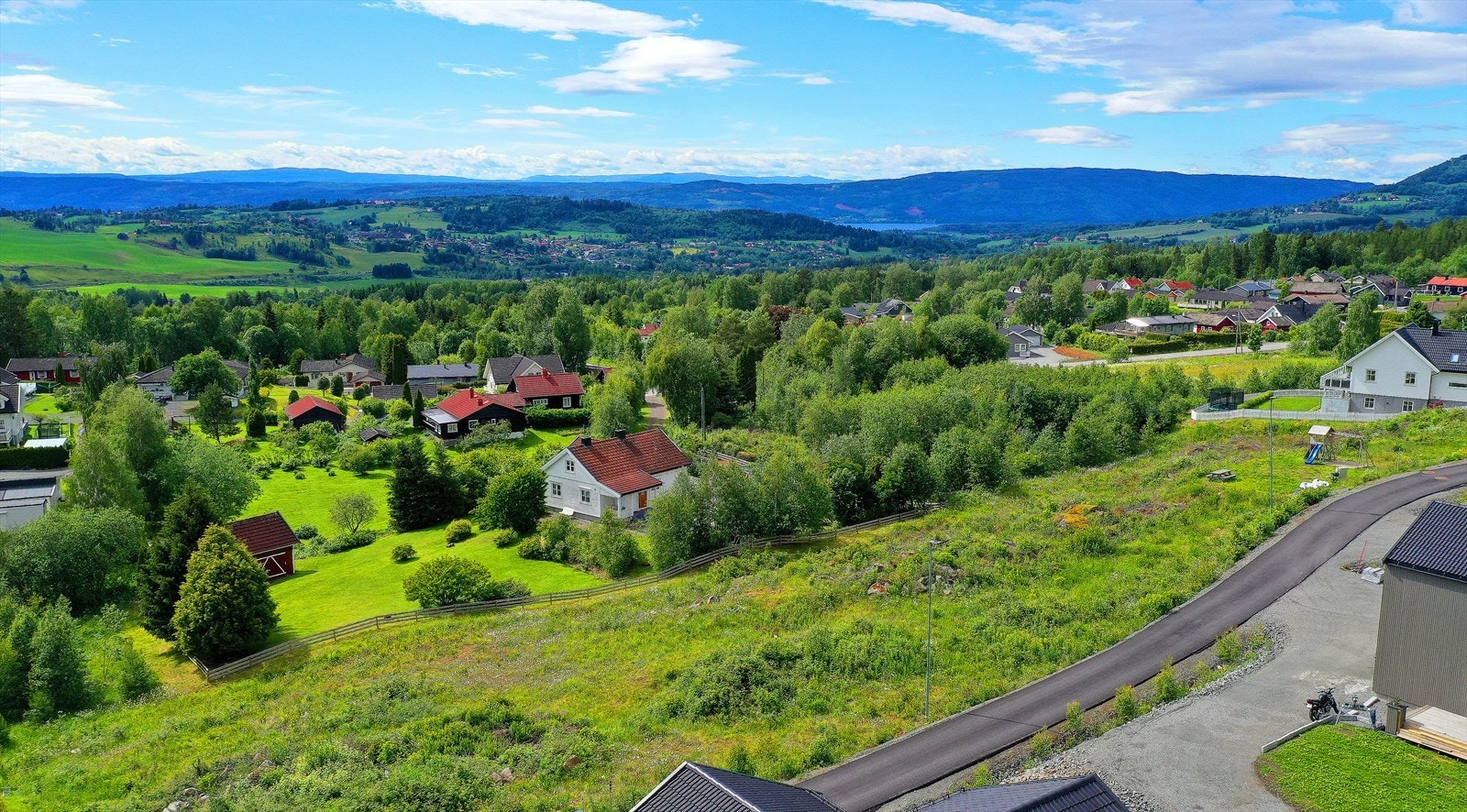 Nå har du muligheten til å sikre deg tomt, hvor du kan skape drømmehjemmet for deg og familien.
Liengvegen på Jaren byr på et godt bomiljø og kort veg til skole og barnehage. I tillegg får du en fantastisk utsikt med på kjøpet. Galleribilde