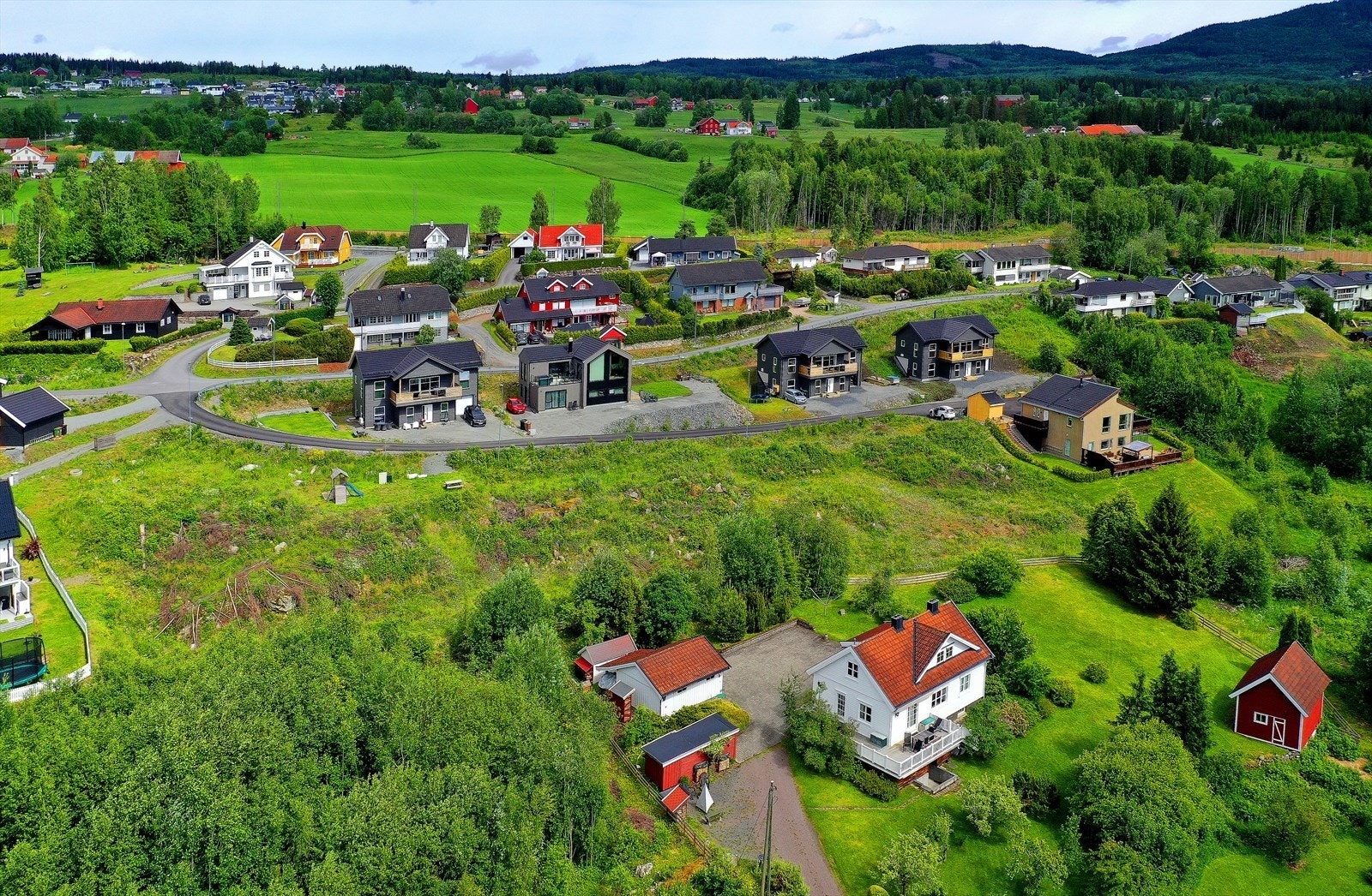 Jaren stasjon har en kjøreavstand på ca. 5 minutter, med gode kommunikasjonsmuligheter for pendlere til Oslo med hyppige avganger. Nærmeste bussholdeplass er bare 10 minutters gange fra boligen. Galleribilde