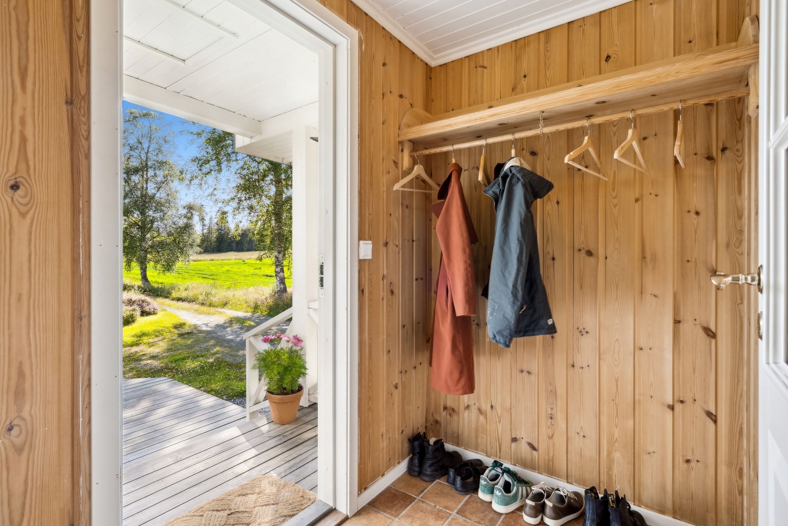 Entreen har flislagt gulv med varme, og åpen garderobeløsning. Galleribilde