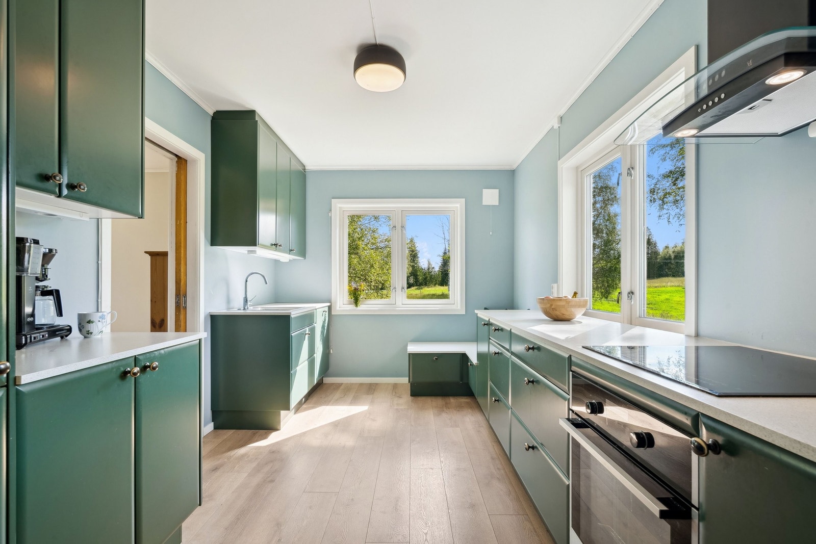 Kjøkkenet er nytt av 2021. Rikelig med benke- og skapplass. Galleribilde