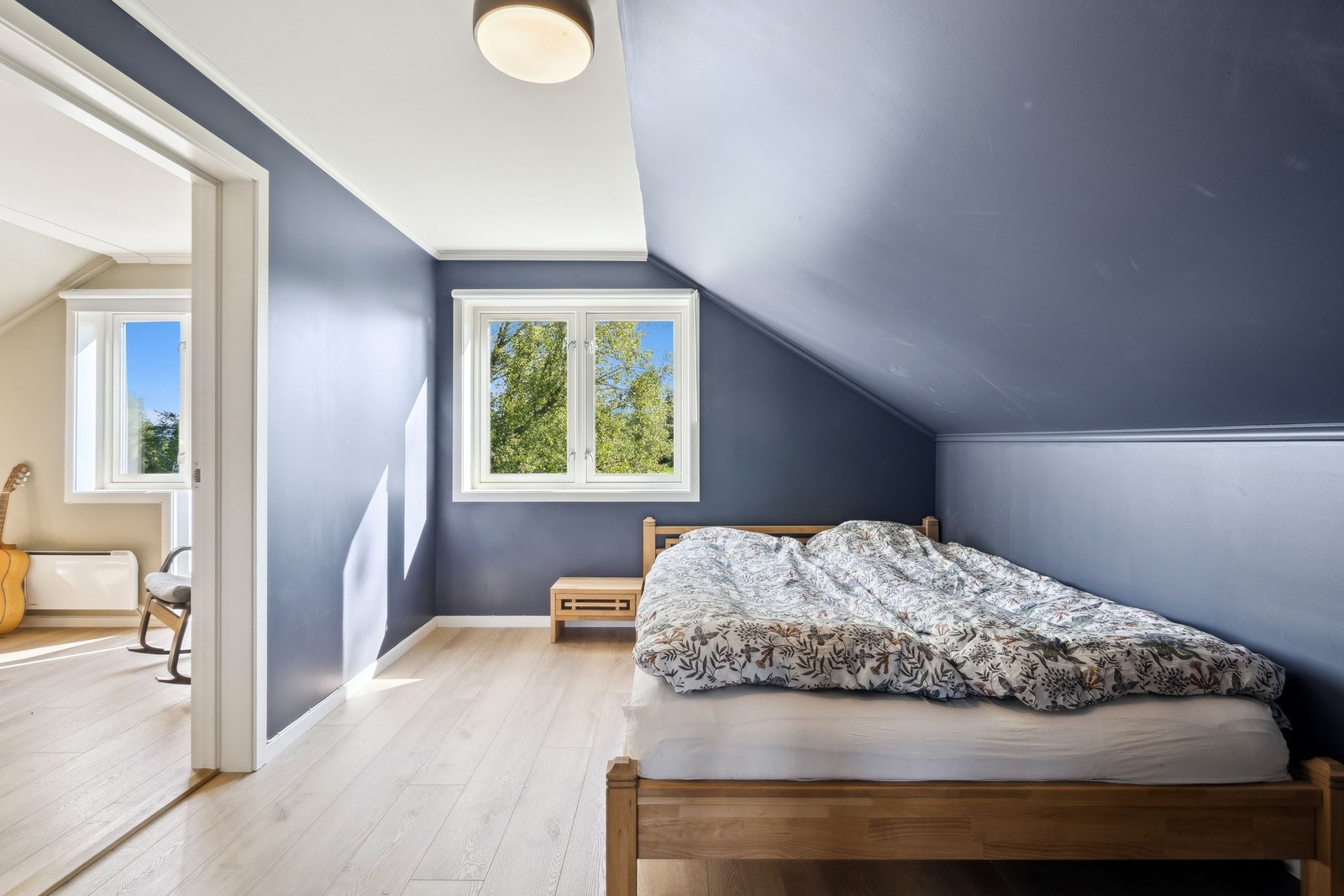 Soverom 2 har plass til stor seng og mer til. Galleribilde