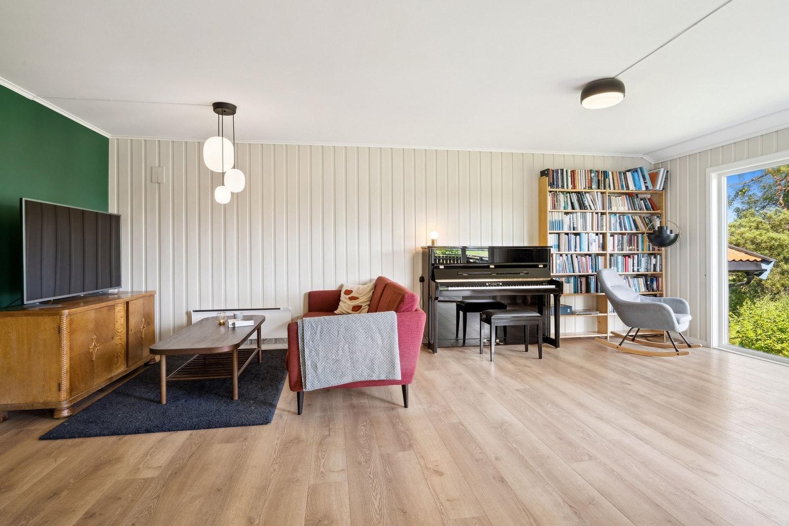 Stuen er bygget ut, og gir mange muligheter for møblering. Galleribilde