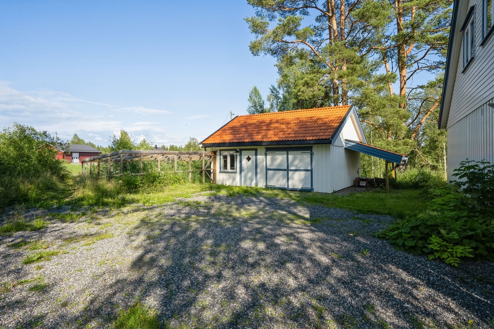 Nytt uthus fra 2021. Isolert del med hønsehus og garasje med hems. Galleribilde