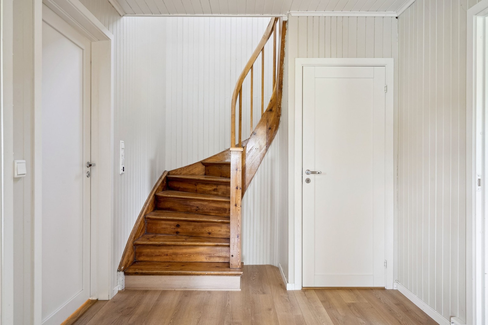 Solid og vakker trapp opp til soverommene. Galleribilde