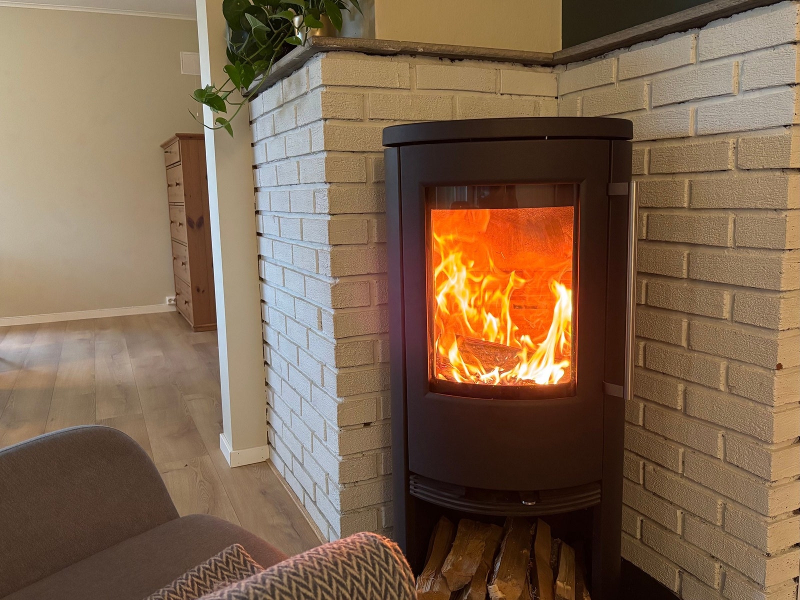 Ny pipe og vedovn gir trygg varme. Galleribilde