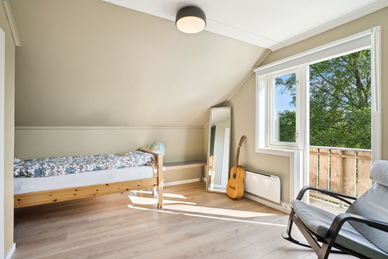 Soverom 3 har egen veranda, med utsikt til Oladalens flotteste bjørketre. Galleribilde