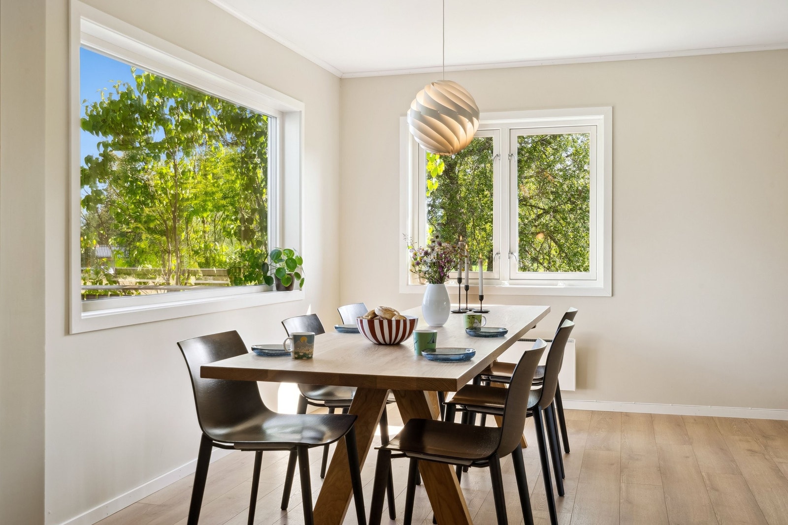 Langbord, og likevel godt med plass. Galleribilde