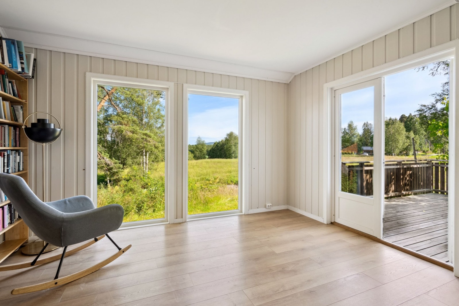 Stuen har ekstra store vinduer for lys og utsikt. Utgang til terrasse og hage. Galleribilde