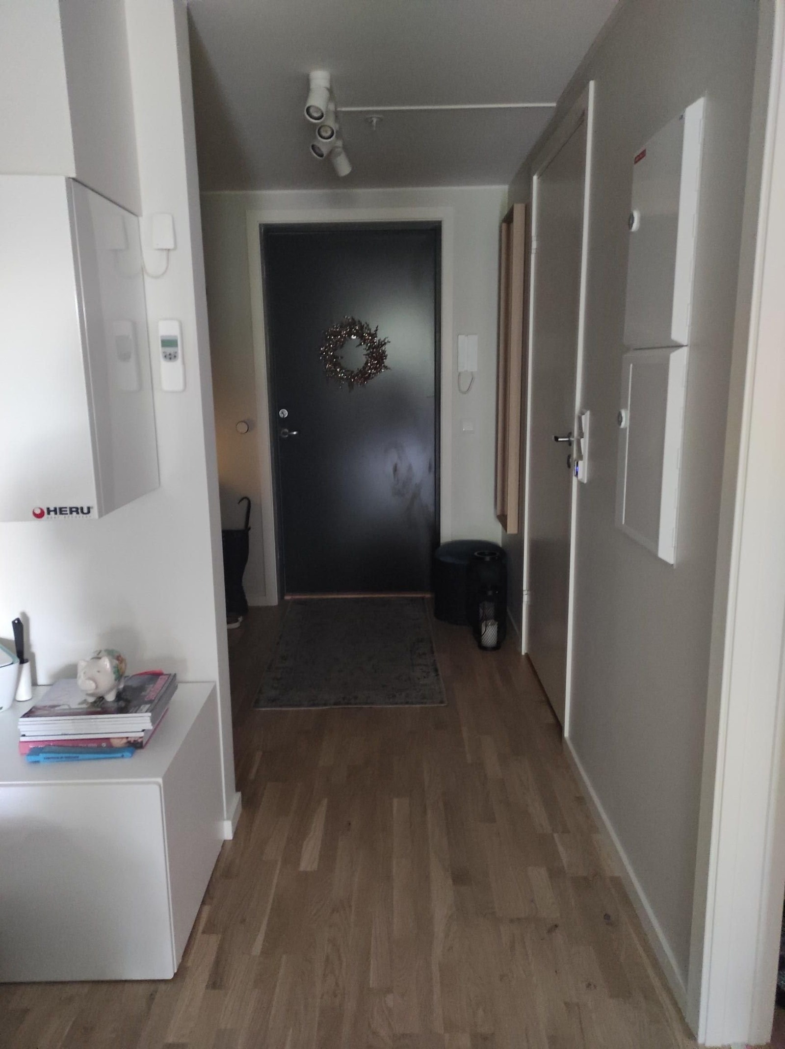 Gang med plass til garderobe, kontorplass, gjesteseng mm. Galleribilde