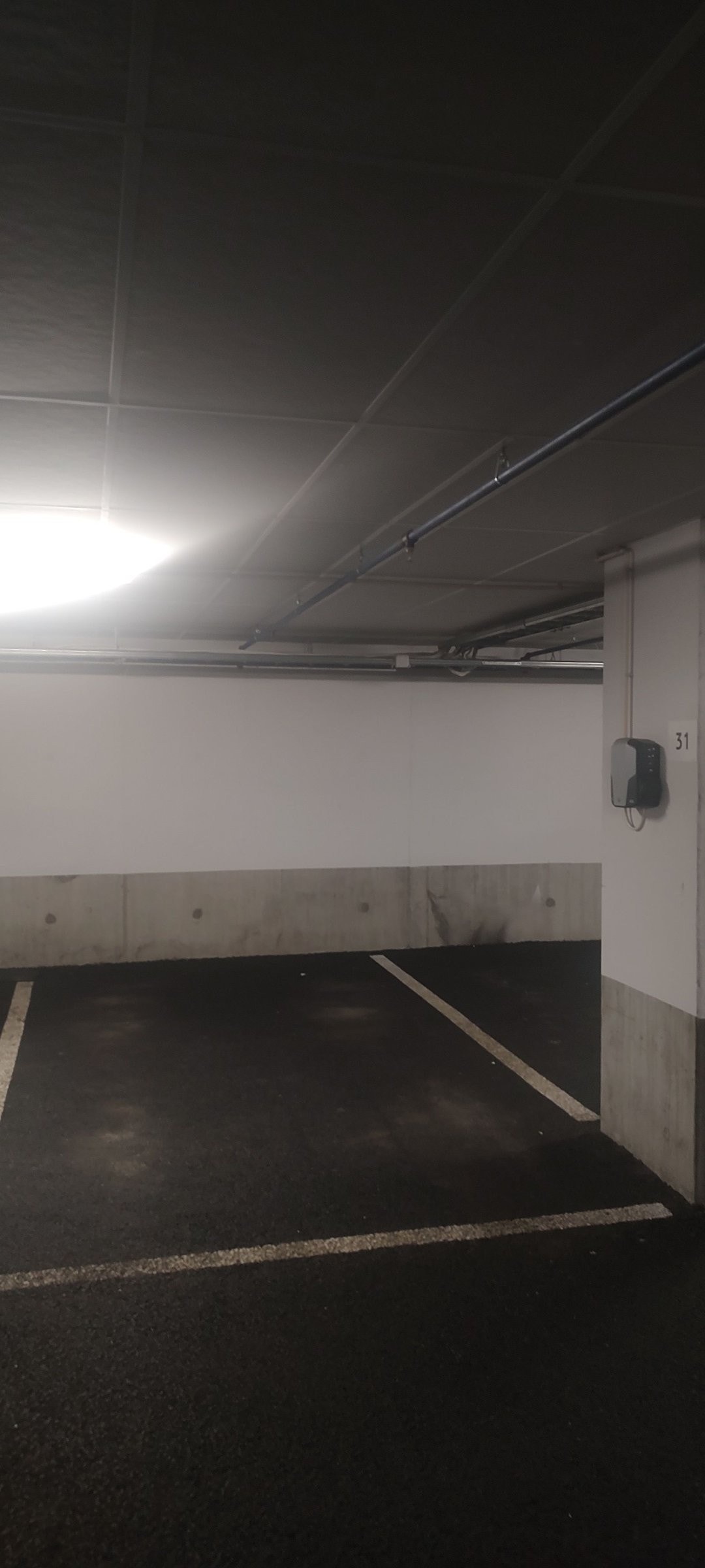 Grasjeplass med EL-billader i oppvarmet kjellergarasje med heisadkomst fra leilighet. Galleribilde