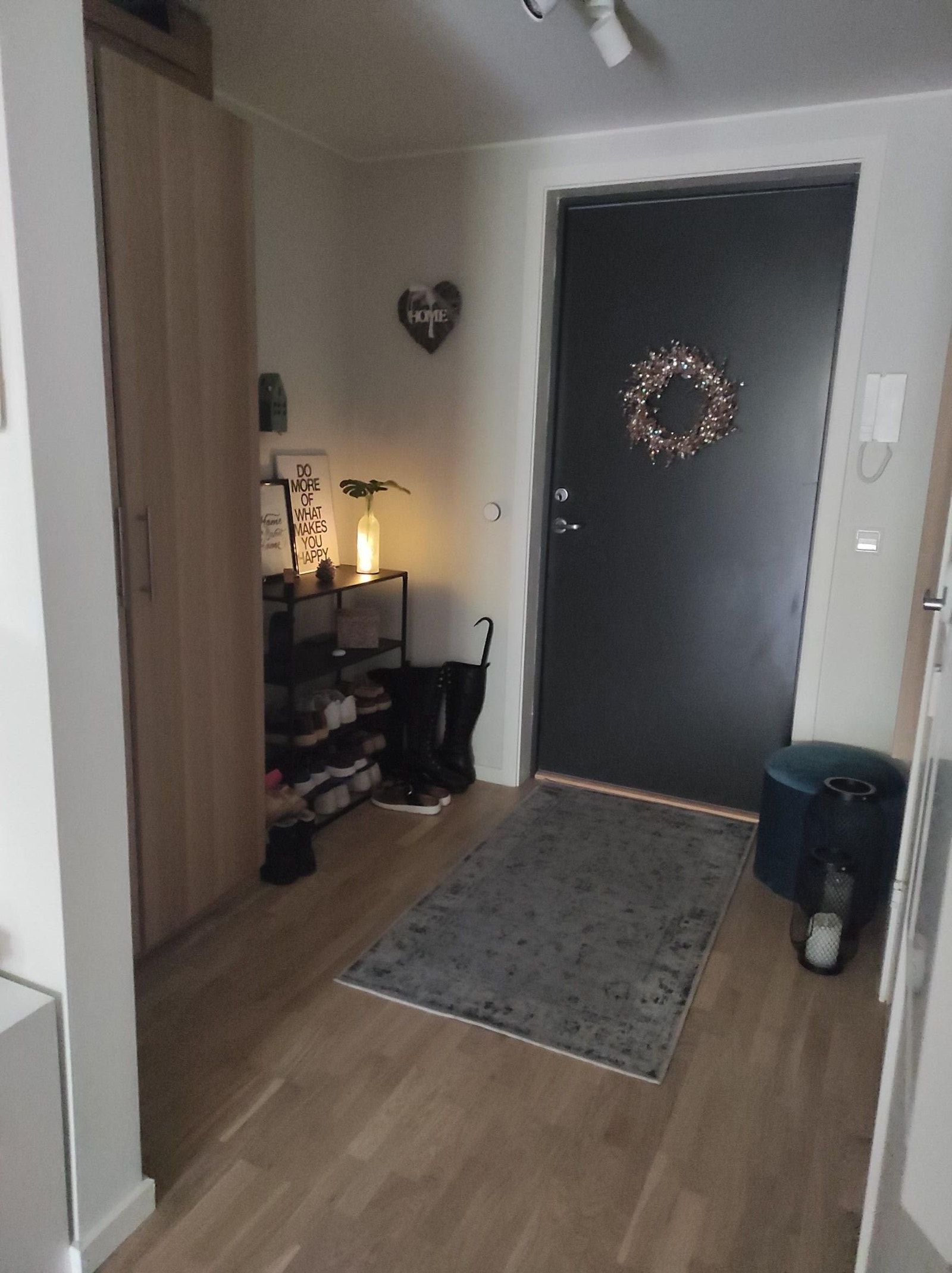 Entré med inkludert skoskap og speil Galleribilde