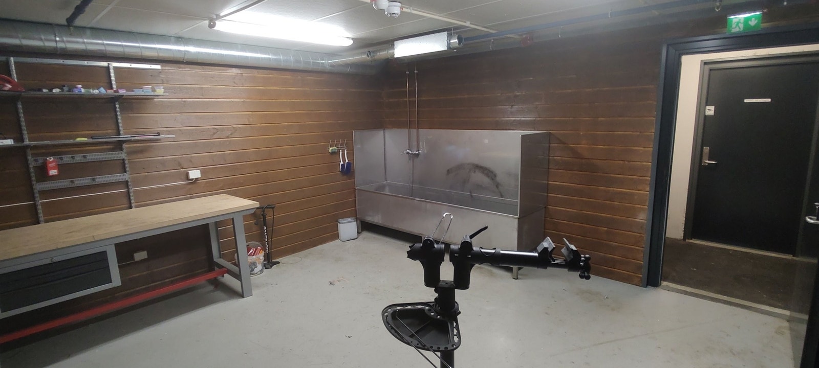 Felles verkstedrom med sykkelmekkestativ, vaskesone for sykkel ol. og smørebord for ski. Galleribilde