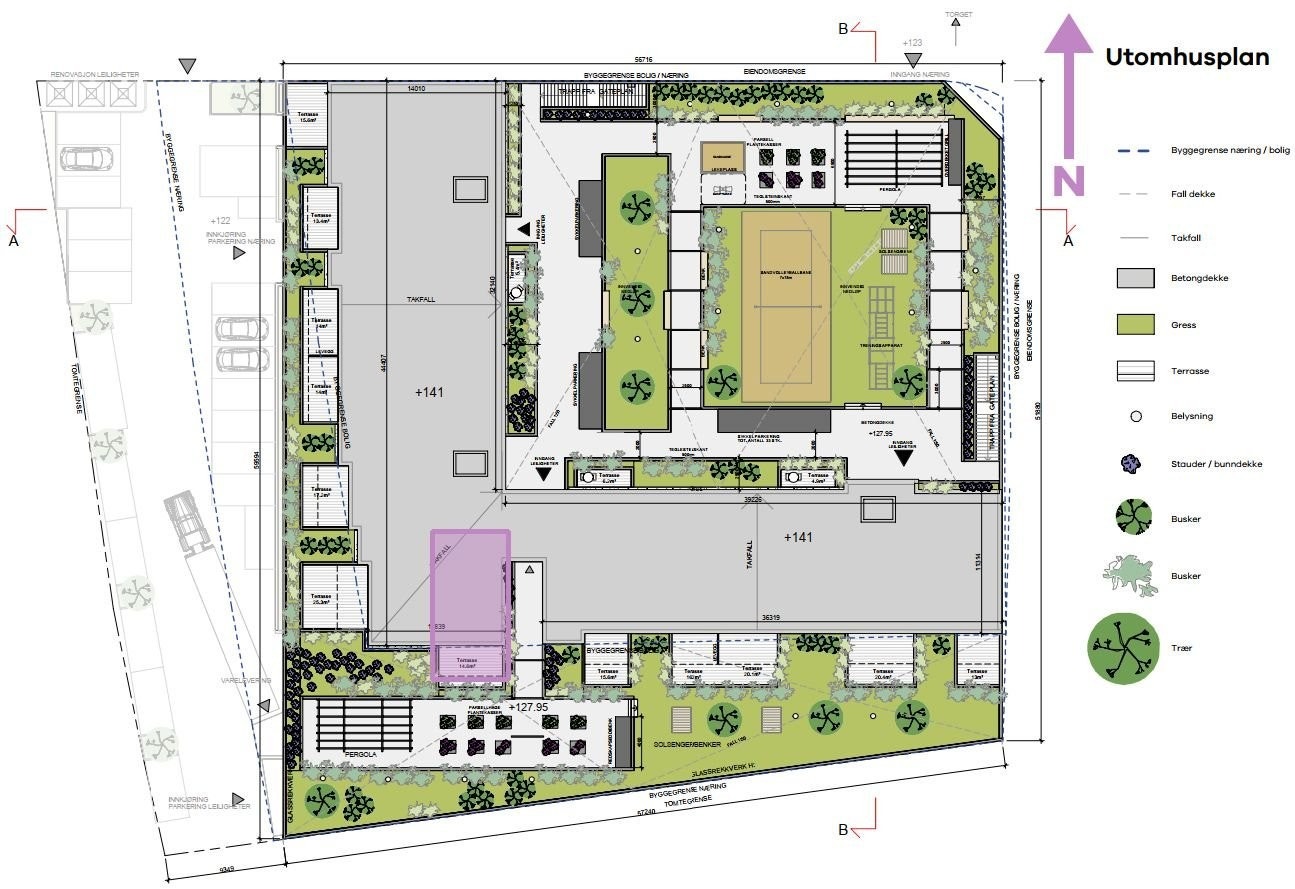 Utomhusplan, leilighetens plassering markert med rosa felt. Bilde er laget av Shark arkitekter. Det er felles sandvolleyballbane, grillplass og benker. I blomsterkassene kan beboere som vil delta i beplantning. Galleribilde