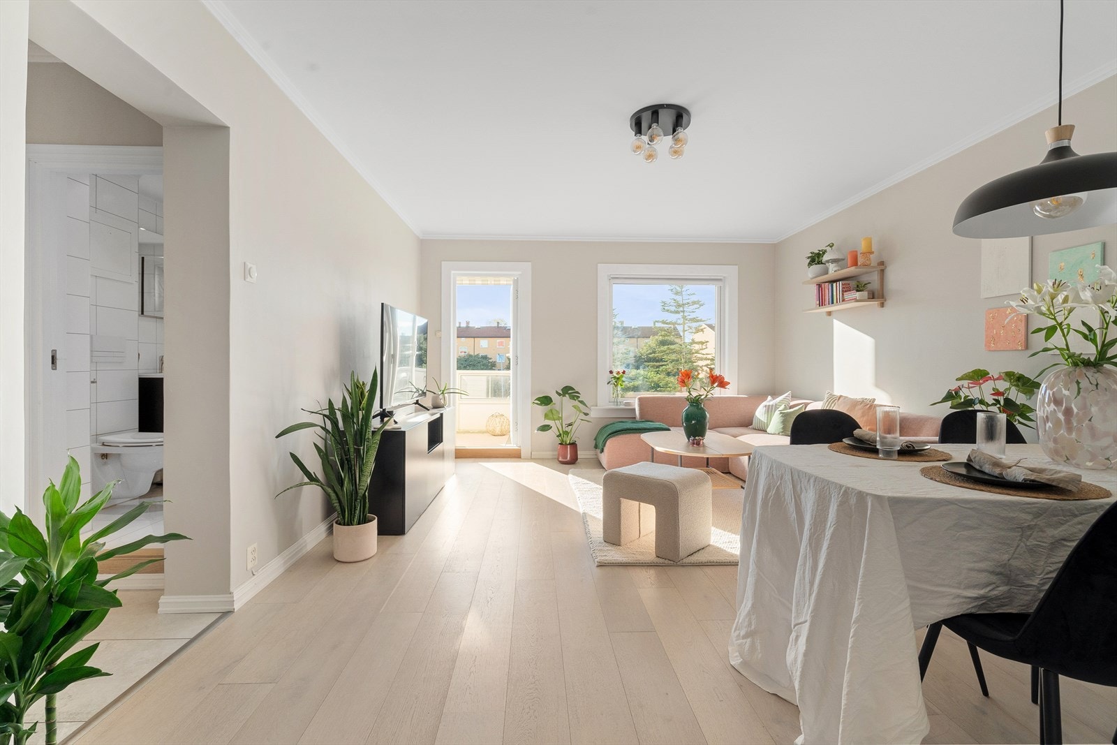 Romslig og innbydende stue med god plass til både sofaseksjon og spiseplass. Galleribilde