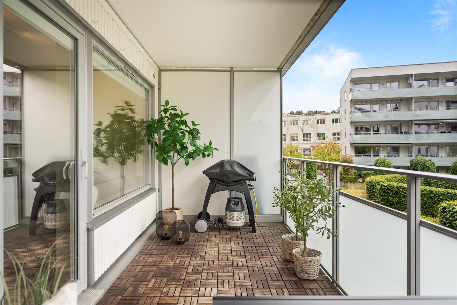 Her er det plass til sittegrupper og beplantning. Balkongen er overbygd, og for øvrig utstyrt med varmelampe, belysning og stikkontakt. Galleribilde