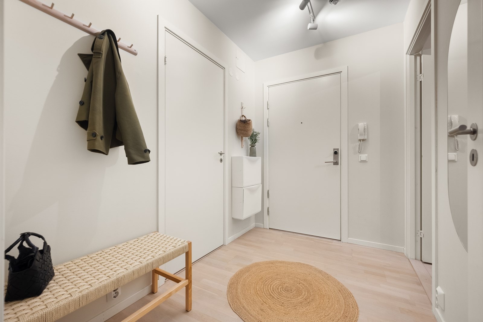 Velkommen inn! I gangen er det plass til knagger og skohylle for oppbevaring av yttertøy. Galleribilde
