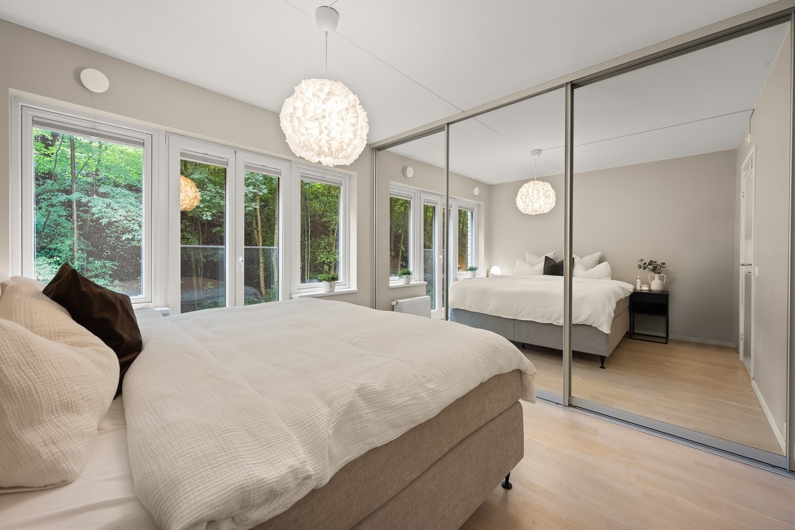 På hovedsoverommet er det god plass til dobbeltseng med nattbord og skyvedørsgarderobe. Galleribilde