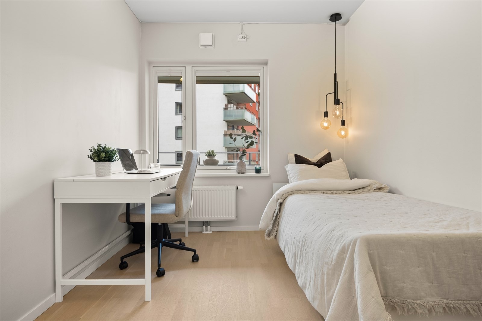 Her er det fint med plass til ulik møblering med eksempelvis seng, skrivepult og skap/kommode. Galleribilde