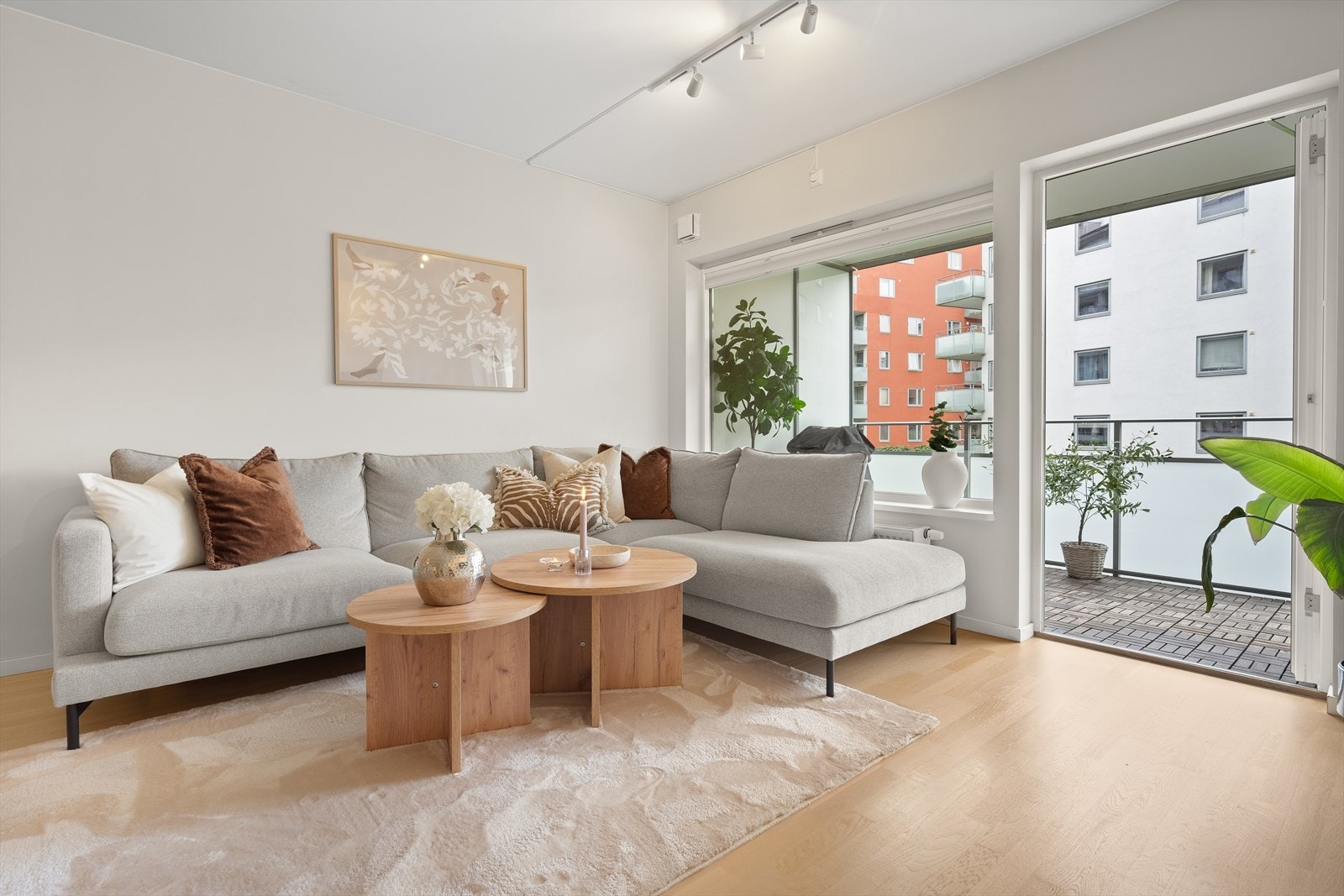 Det er god plass til sofa, tv-benk og bord. Galleribilde